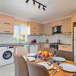 Yesilkoy 3 Bedroom فيلة *