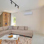 Yesilkoy 3 Bedroom فيلة كالكان